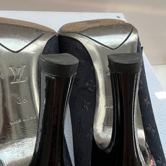 Louis Vuitton - Vintage Logo Monogram Pumps in Patent Leather/Satin/Charms Sz 38 - Picture 12 of 16